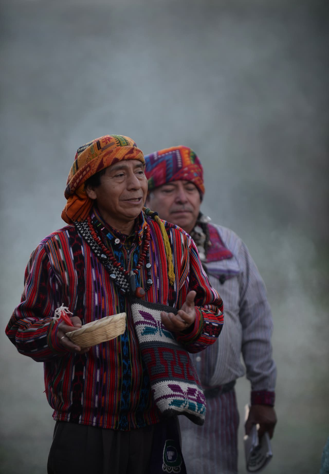 Una vez que el sanador termine de ayudar a la persona a deshacerse de su mala energía, le dará la rama a la persona, quien entonces la lanzará al fuego para eliminar la negatividad de una vez por todas.
