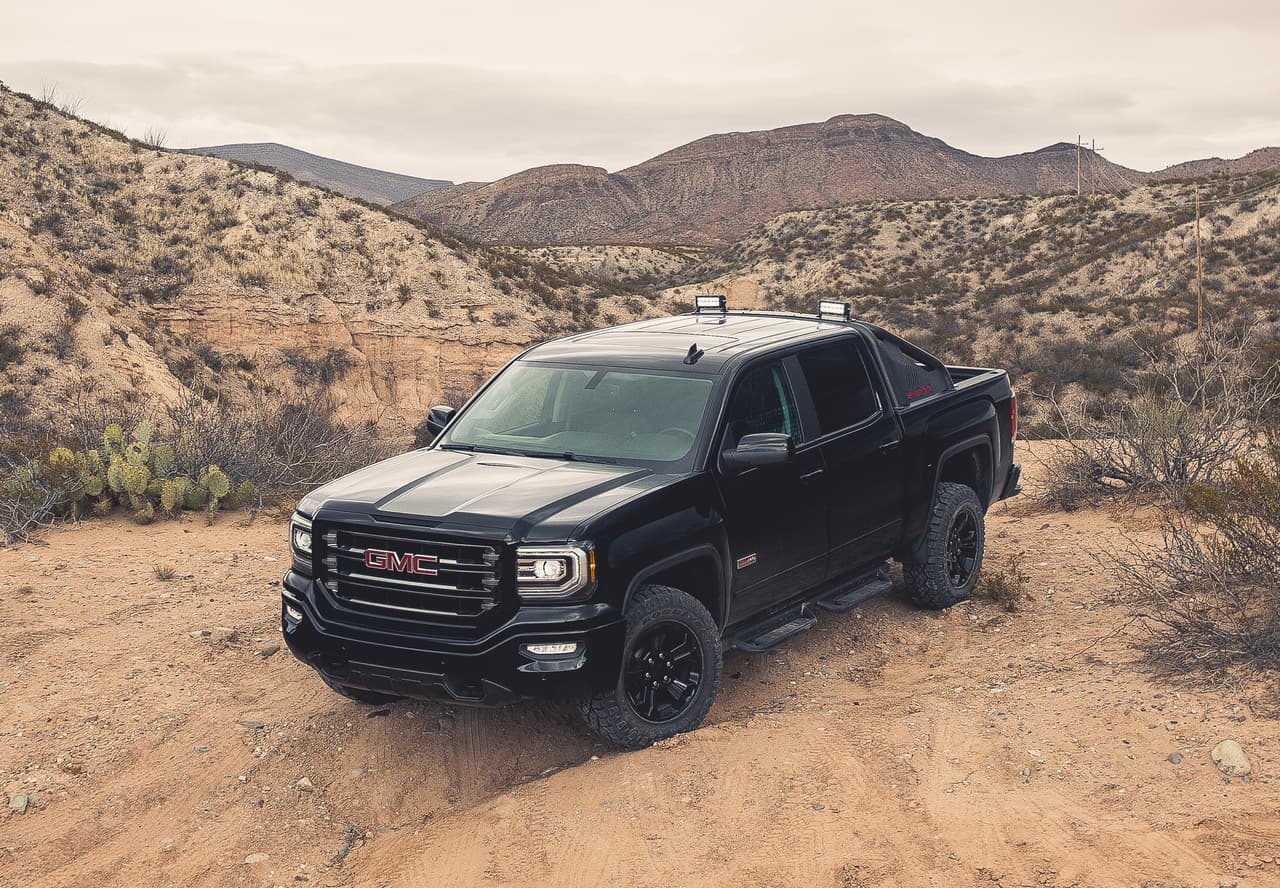 GMC también está firmemente presente en el mercado con varios modelos: primero, veremos la Sierra 1500. La misma se renovó en 2016 con nuevo frente y otros retoques exteriores. Su precio inicial es de 27,815 dólares. Está disponible en versión Regular Cab, Double Cab y Crew Cab.
