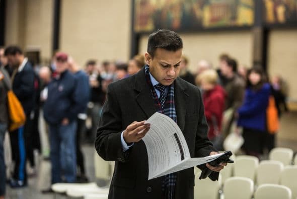 En Florida registraron algunos contratiempos, como votantes que son enviados a centros electorales distintos a los suyos y problemas con las máquinas para emitir el comprobante de votación, además de las largas filas para sufragar.