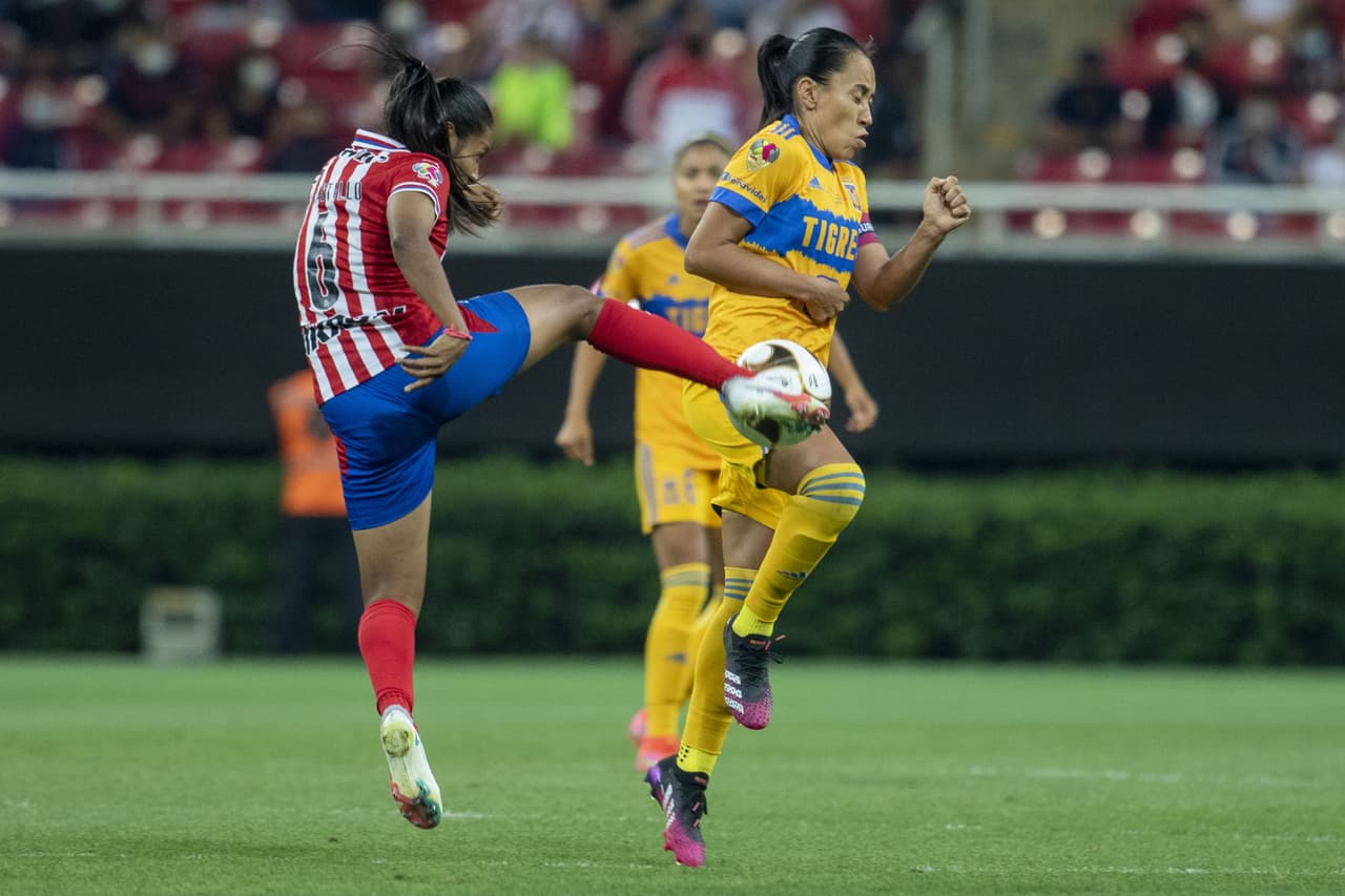 Tigres logró un frenético triunfo ante Chivas para llevarse un gol de ventaja en la Final de Ida de la Liga MX Femenil.
