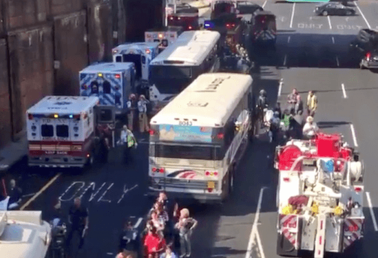 Choque entre dos autobuses en el Lincoln Tunnel dejó a 20 pasajeros heridos
