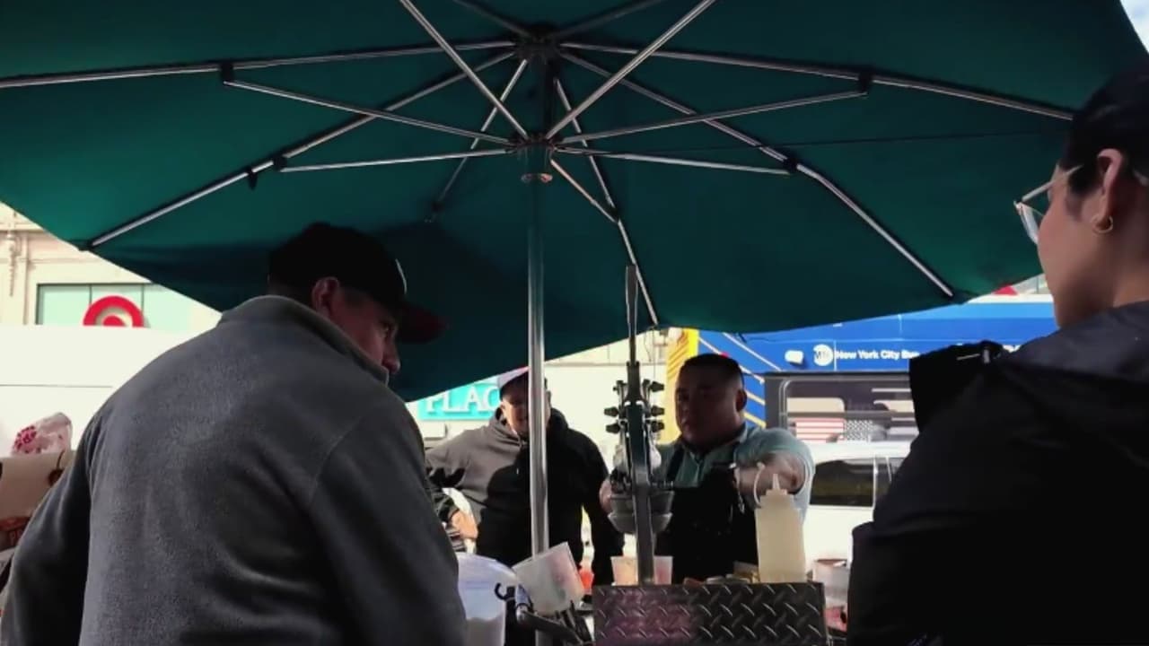 "No se den por vencidos": la historia de lucha de un hispano que se gana la vida vendiendo juego en NYC