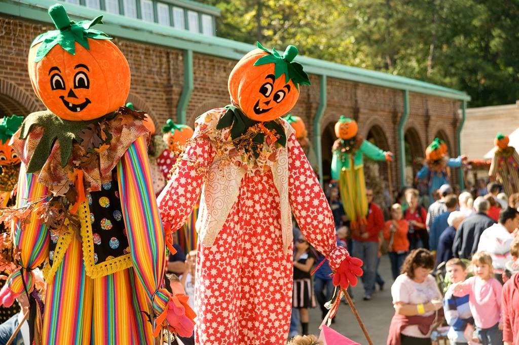 <b><a href="https://www.stonemountainpark.com/Activities/Events/Pumpkin-Festival" target="_blank">Pumpkin Festival (18 de septiembre al 31 de octubre)</a></b>: En el evento de Stone Mountain Park disfrutarás de atracciones y del entretenimiento especial de otoño con algunos de los personajes favoritos de los libros de cuentos clásicos. En la noche, podrás brillar de noche con una luz completamente nueva con el desfile nocturno y muchas otras nuevas experiencias brillantes no tan espeluznantes.