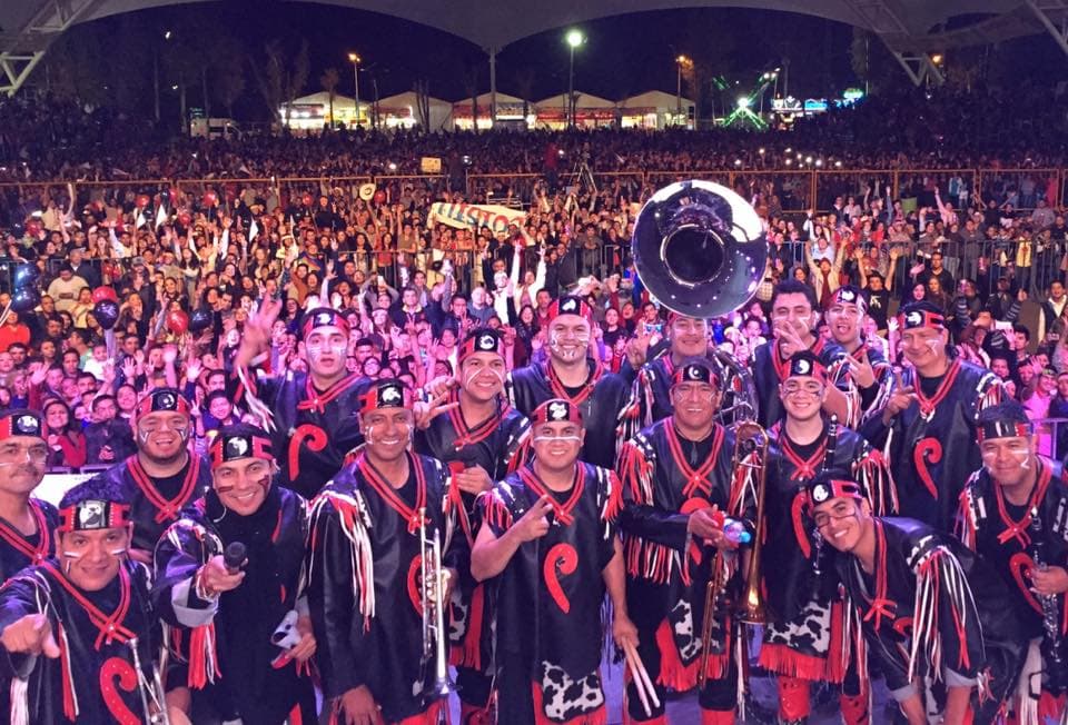 De luto, banda Cuisillos se presenta en concierto, un día después del asesinato de Ernesto Ruiz