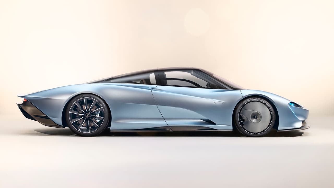 Una vez activado, este modo esconde los espejos exteriores, reduce la altura de la suspensión de aluminio en 1.4 pulgadas (44 pulgadas sobre la pista) y recalibra el tren de potencia para maximizar su desempeño.