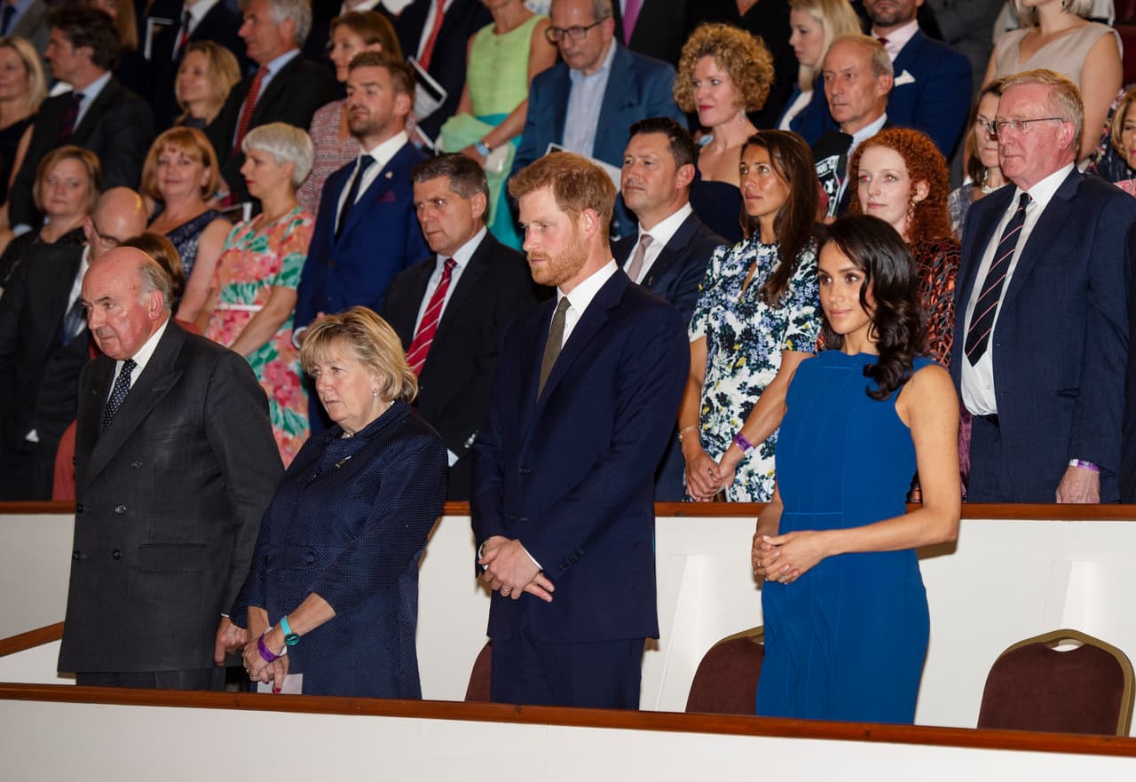 Debido a lo holgado que quedaba el vestido en el talle, se generaron
<a href="https://twitter.com/kweeeeeeenin84/status/1037802516908584961">comentarios</a> en redes sociales sobre un
<a href="https://www.yahoo.com/lifestyle/meghan-markle-steps-jason-wu-belly-ruffles-cause-stir-210748452.html">posible embarazo</a>.