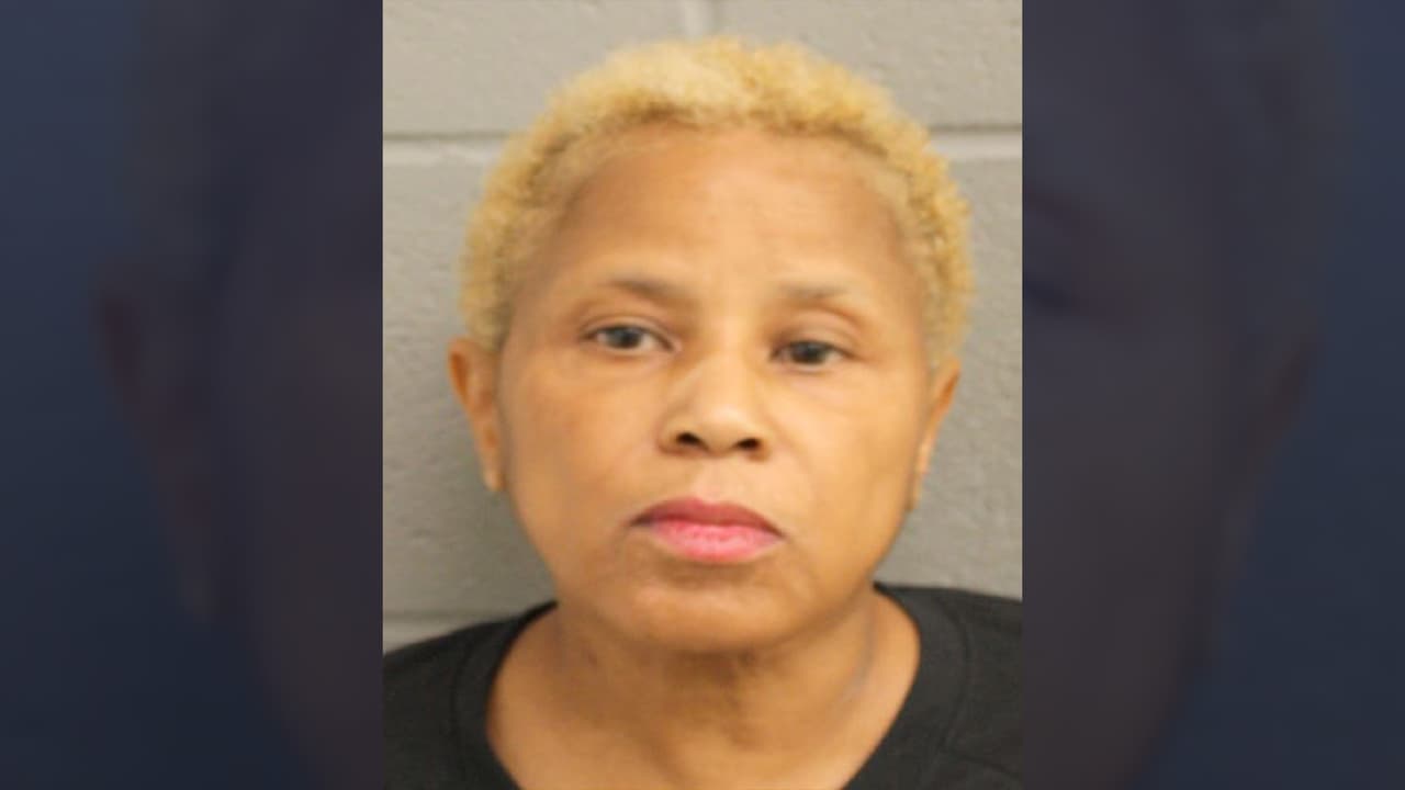 Arrestan a una mujer de 61 años acusada de manejar en estado de ebriedad con su nieta de 2 años en el vehículo