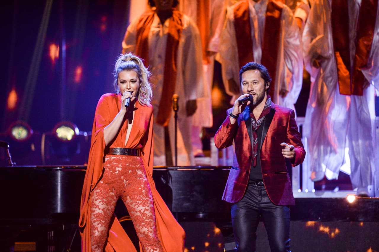 Y enseguida acompañó a Diego Torres al centro del escenario.