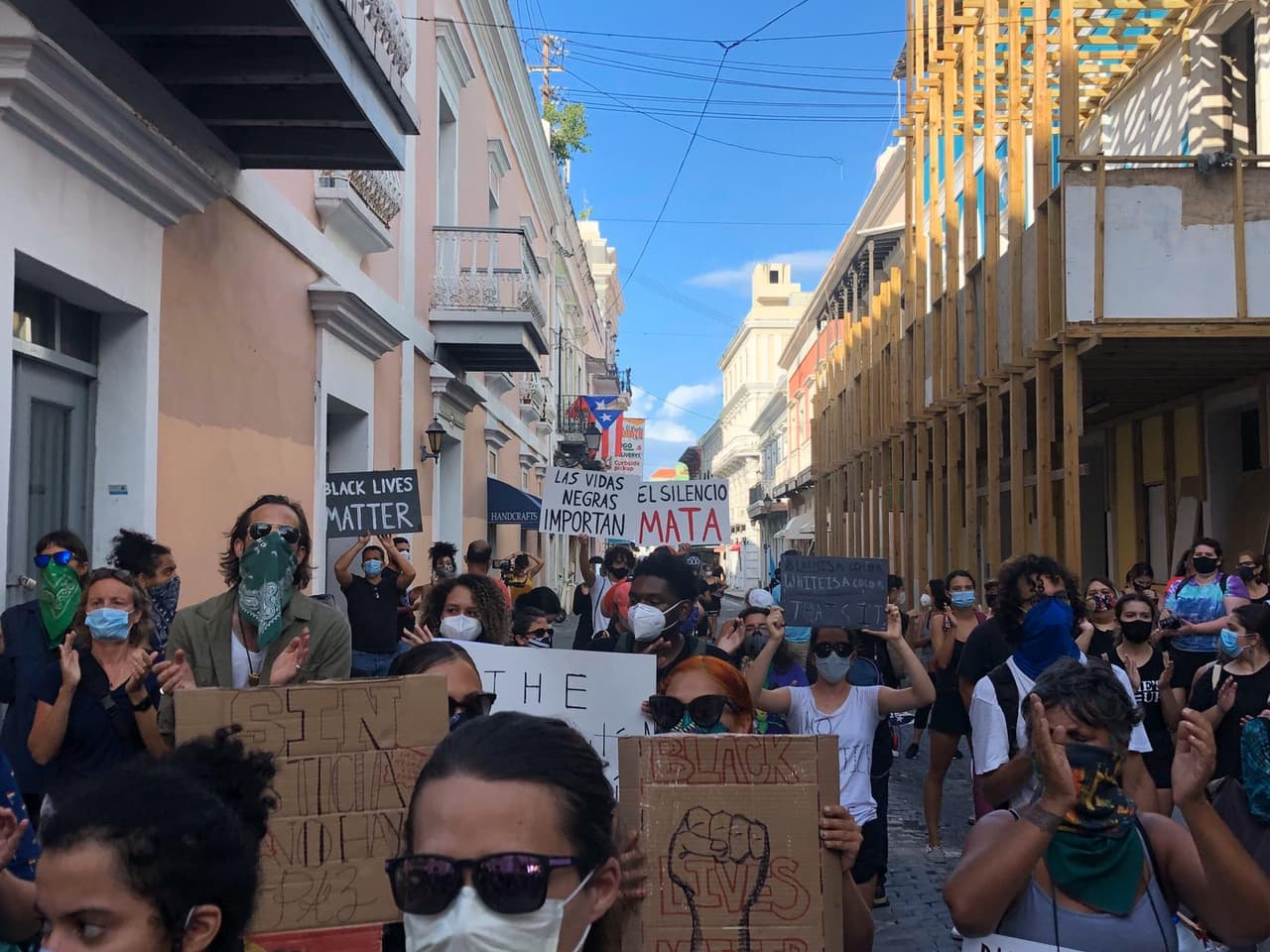La manifestación comenzó a las 5:00 pm, en lo que se le conoce como la
<a href="https://www.univision.com/local/puerto-rico-wlii/le-cambian-el-nombre-a-la-calle-fortaleza-en-google-maps">Calle Resistencia</a> en el Viejo San Juan, la colectiva sugirió utilizar pantalón largo con zapatos cerrados y llevar una mochila con “hand sanitizer”, botellas de agua, meriendas, camisas adicionales y solución “seattle”.