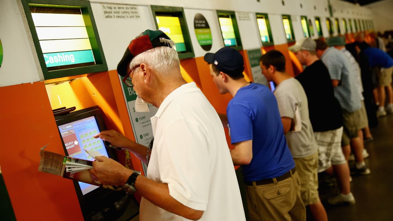 Las apuestas deportivas en línea comenzaron a ganar popularidad en la década de 2000, impulsadas por la accesibilidad a internet y los avances en tecnología móvil.