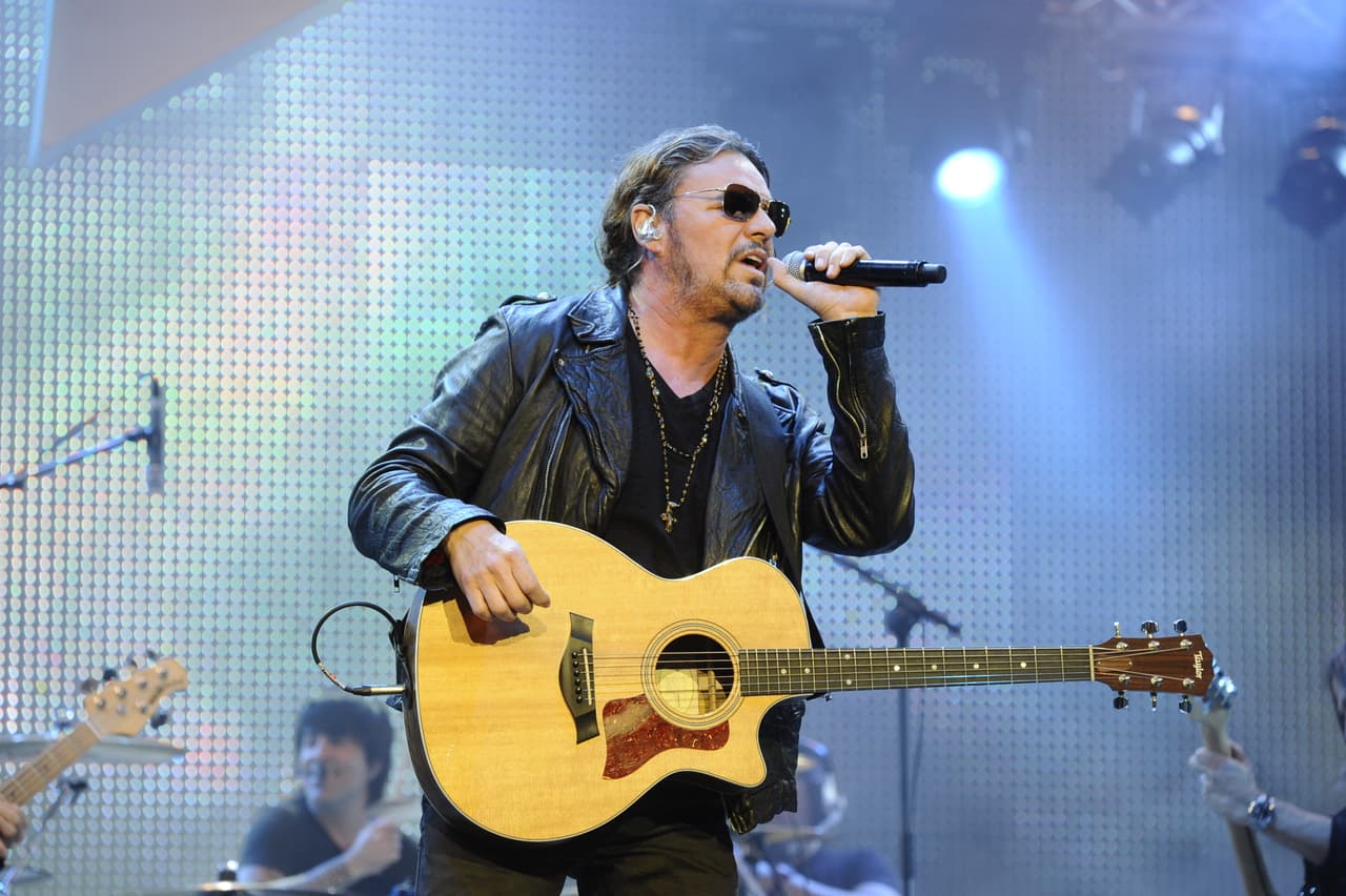 En 1995, 
<b>Maná</b> cantó ‘Celoso’ para la película ‘My Family’, por petición del director Francis Ford Coppola, quien sin embargo, no dirigió dicha cinta.