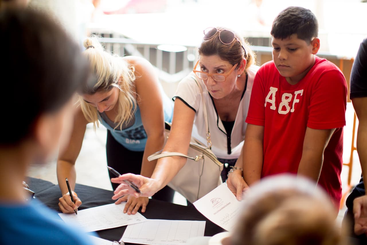 En las puertas del coliseo no solo había adultos entre los voluntarios. Los padres llegaban con sus hijos y se apuntaban en las distintas estaciones de preparación y servido de alimentos.