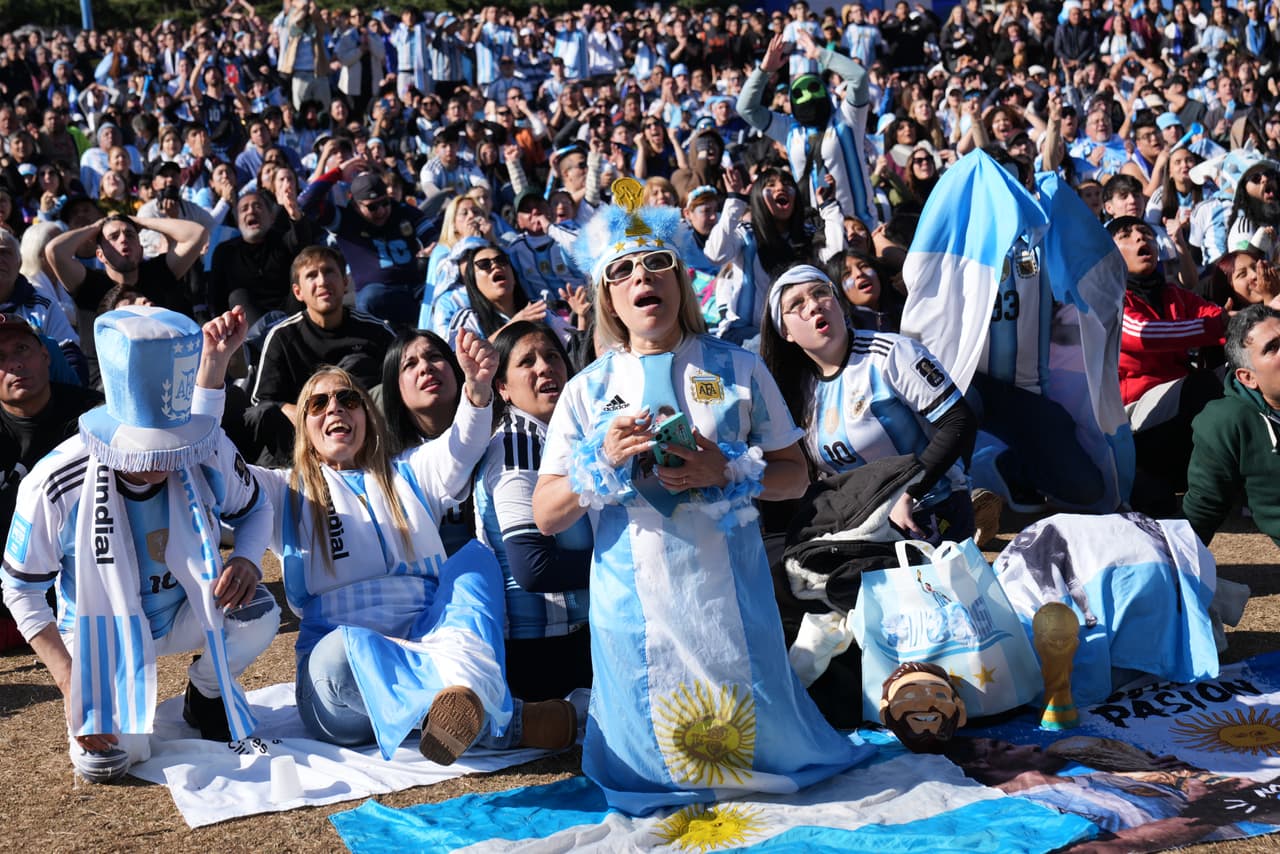 Aficionados presencian el partido de octavos de final del Mundial entre Argentina y Egipto en Buenos Aires, Argentina, el martes 7 de julio de 2026.