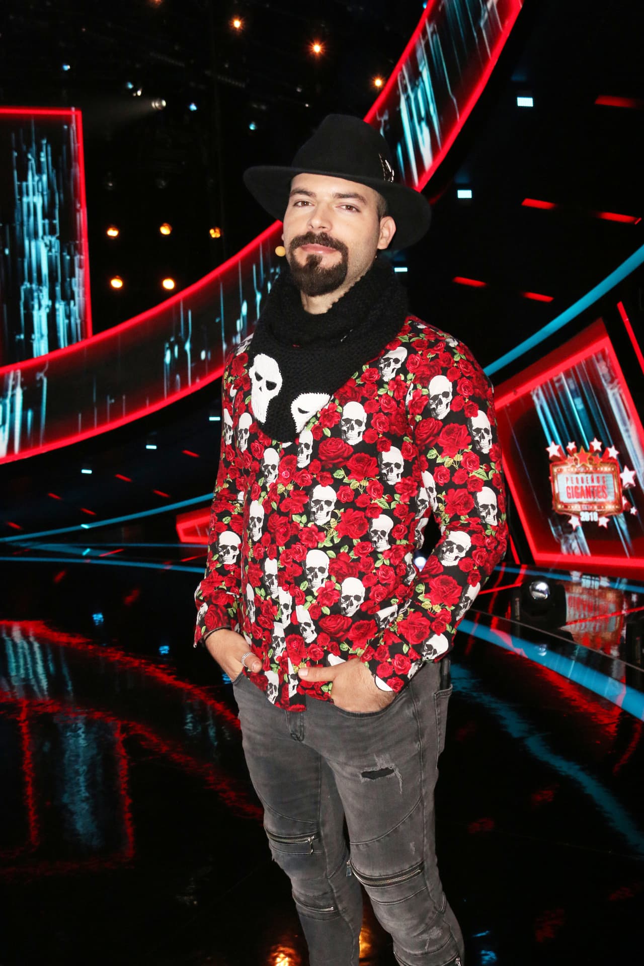 Aquí lo vimos con chamarra y bufanda de calaveras.