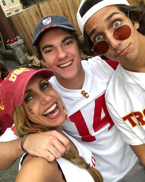 Lili es una madre que se caracteriza por conocer a los amigos de su hijo, pues así se siente más tranquila, así lo ha demostrado a través de sus diferentes publicaciones en las redes sociales.