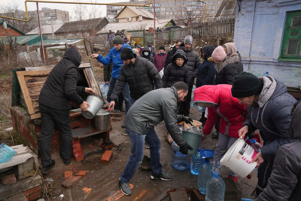 Personas se forman para recibir agua en las afueras de Mariupol. El líquido escasea en la ciudad y las personas se han visto obligadas a derretir la nieve con tal de conseguirlo, según reportes periodísticos. Las explosiones continúan en la ciudad y la situación es "muy, muy mala", según dijo un miembro de Médicos Sin Fronteras. El director de la CIA, Bill Burns, y el ministro de Defensa británico, Ben Wallace, han advertido de que el ataque de Rusia será 
<b>"más brutal e indiscriminado"</b> a medida que Putin intente recuperar el impulso para hacerse del control de enclaves estratégicos, como Mariupol.