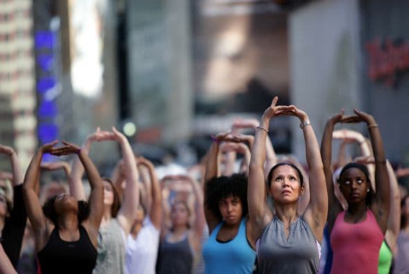 Con confianza estiraban sus brazos.