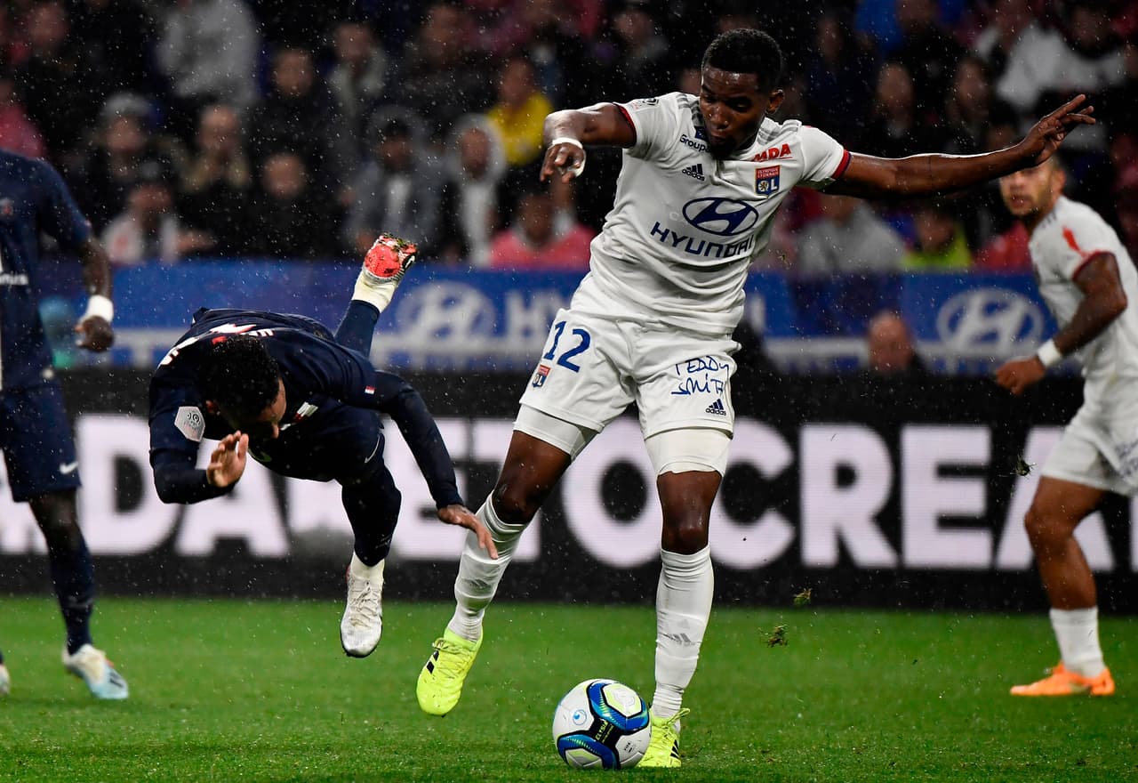 Amenazan de muerte a Thiago Mendes, jugador que lesionó Neymar