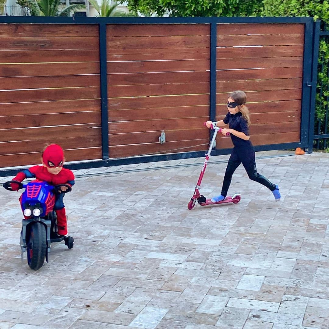 Y quienes no saben de ninguna de esas emociones negativas y siguen estacionados en Halloween son los hermosos y juguetones niños Tacher, a quienes nos encanta ver divertirse.