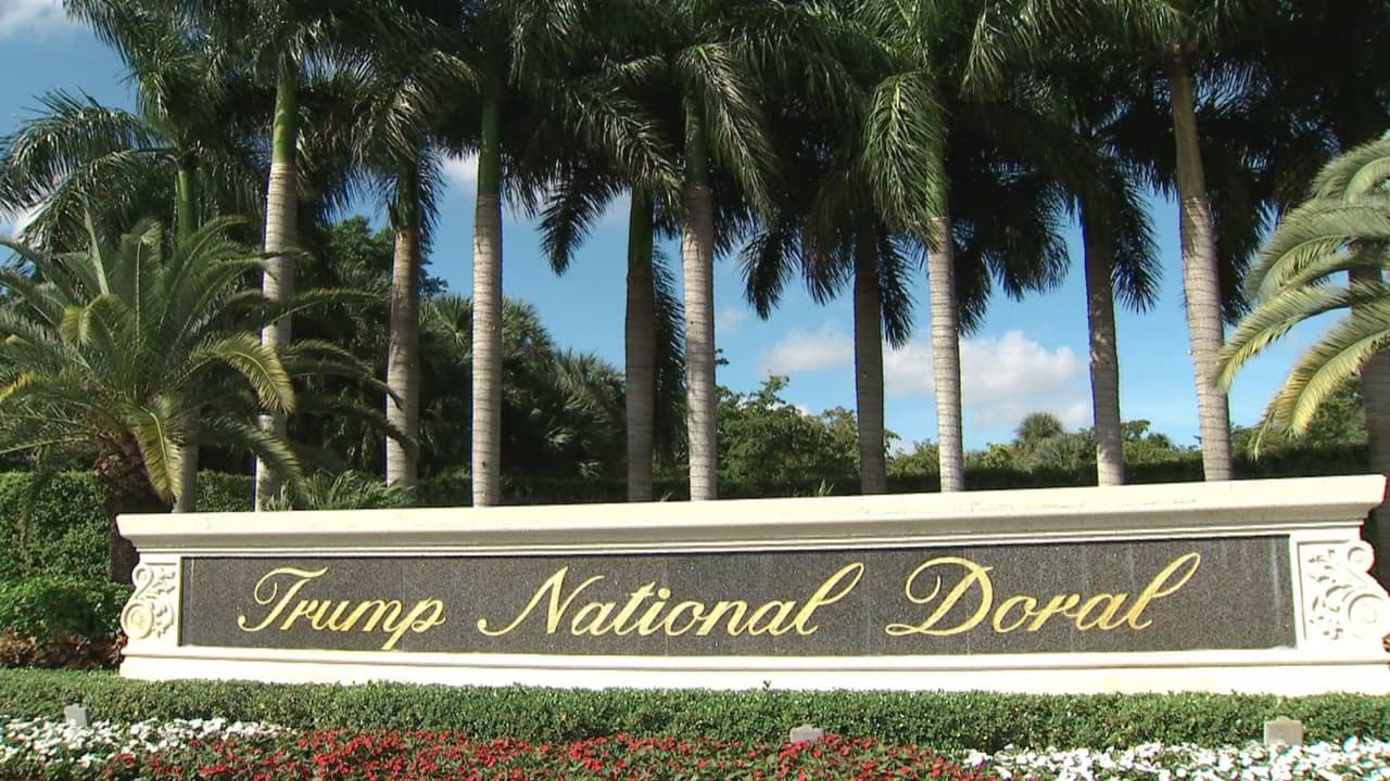 El lema de la manifestación fue “Nadie está por encima de la ley” y se llevó a cabo frente al Trump National Doral Golf Club en la ciudad de Doral, en el condado Miami-Dade.