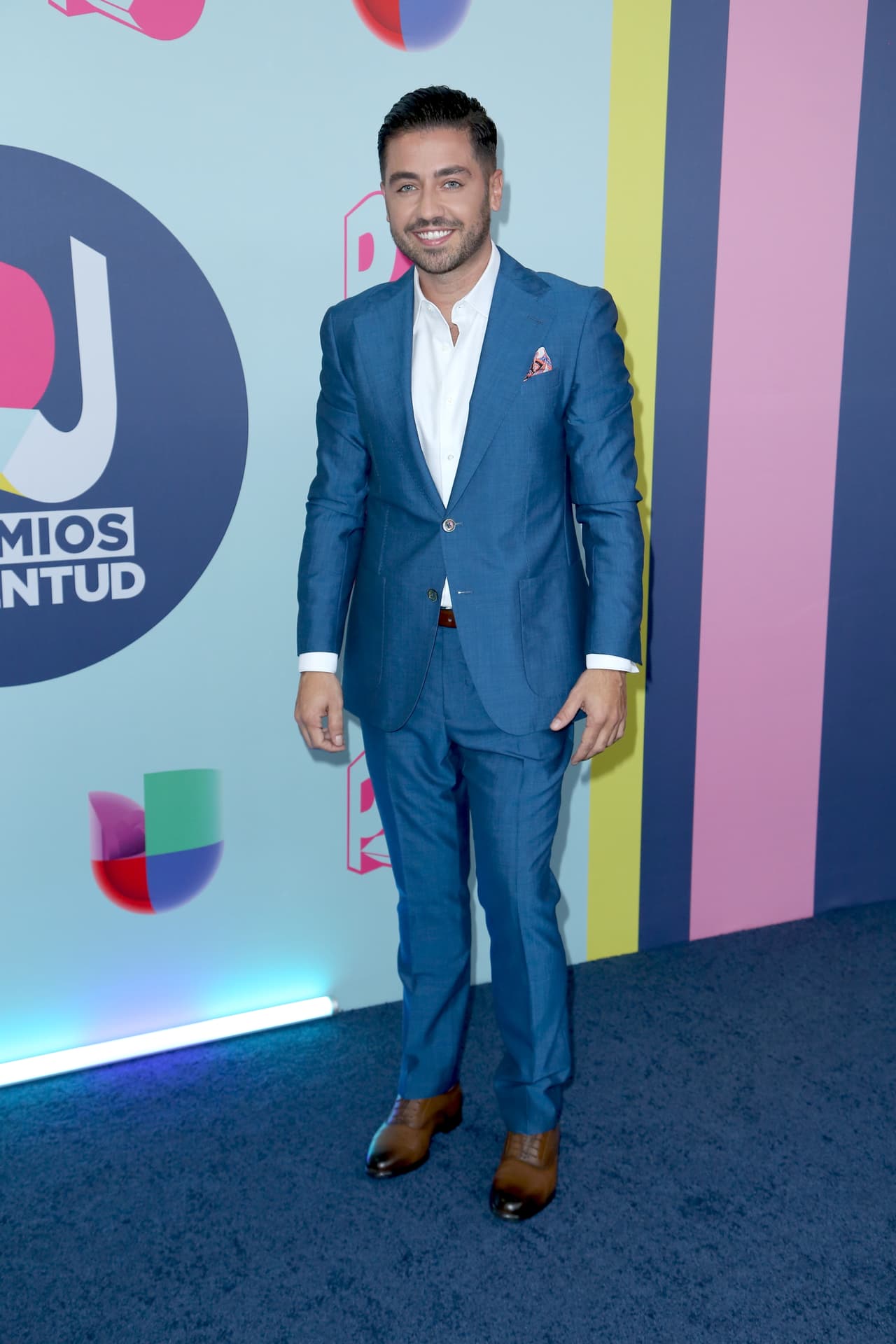 Borja Voces, el host del preshow de Premios Juventud, derrochó elegancia con este traje azul.
