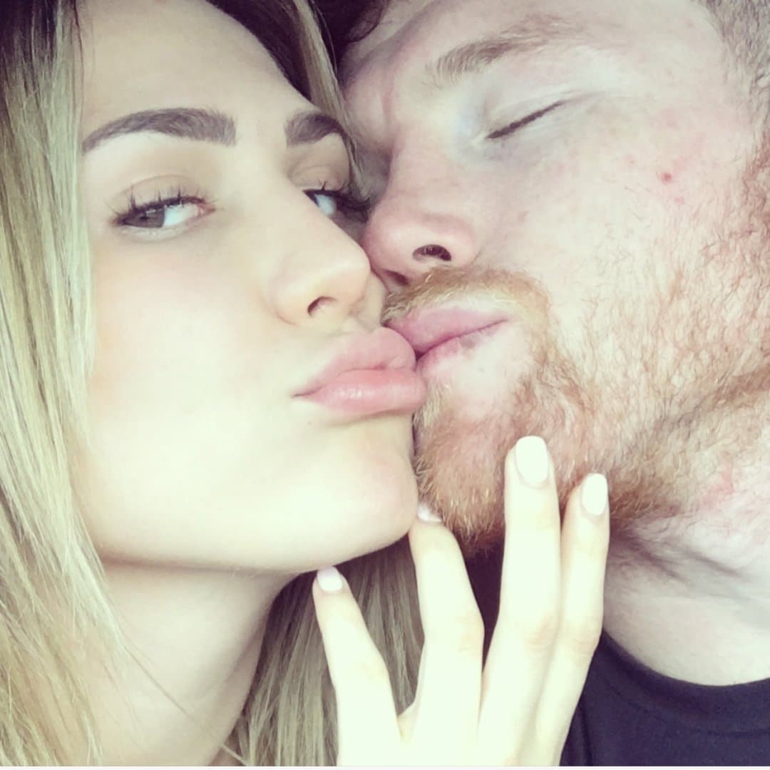 La pareja, deja en claro que su amor traspasa las redes sociales, ninguno de los dos se detiene para demostrar lo felices que están.