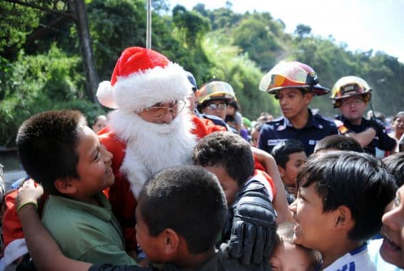 El abrazo de los niños es lo que hace que Santa año con año regrese más feliz.