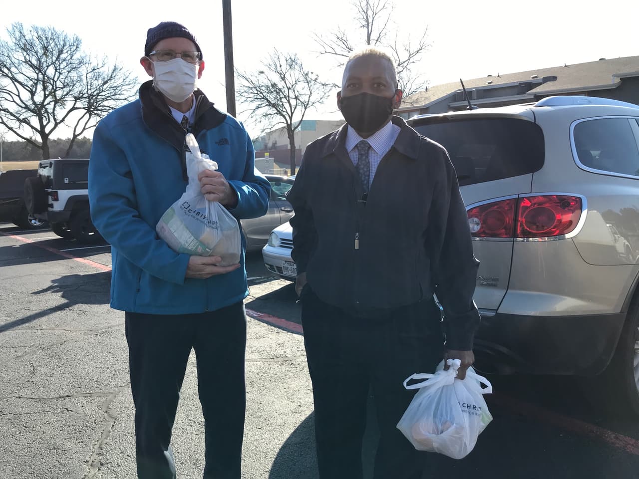 En estas visitas, esa ayuda significa facilitar recursos como dispositivos tecnológicos para hacer posible el aprendizaje a distancia. También otorgan equipos para superar problemas de conectividad. Además, sirven de enlace para canalizar dificultades como fallas eléctricas. Si el problema es de nutrición, esas familias reciben bolsas con comida.