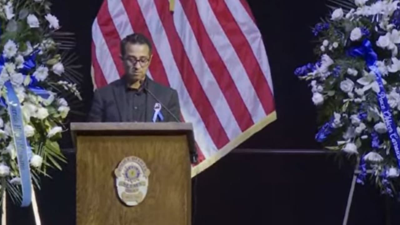 Julio Martínez, primo del oficial Gonzalo Carrasco, ofreció un emotivo discurso a nombre de la familia del oficial caído.