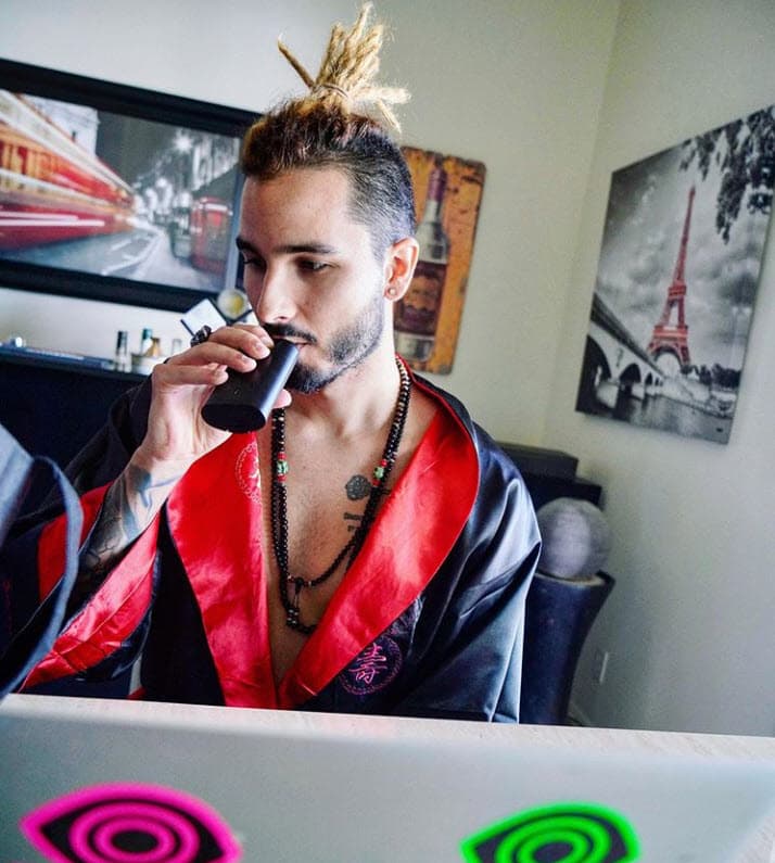 Es un joven dedicado de manera profesional a la música. 
<br>