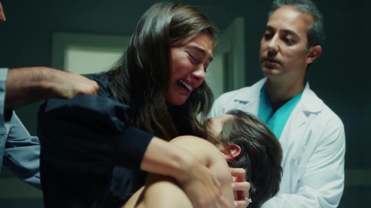 Mientras Kemal fue arrestado por el ataque contra Emir, Nihan llegó ante su hermano Ozan para tratar de despertarlo. Al ser sacada de la sala por los médicos, vio caer de la mano de su madre su sortija de matrimonio. Ahí entendió que también su padre había muerto.