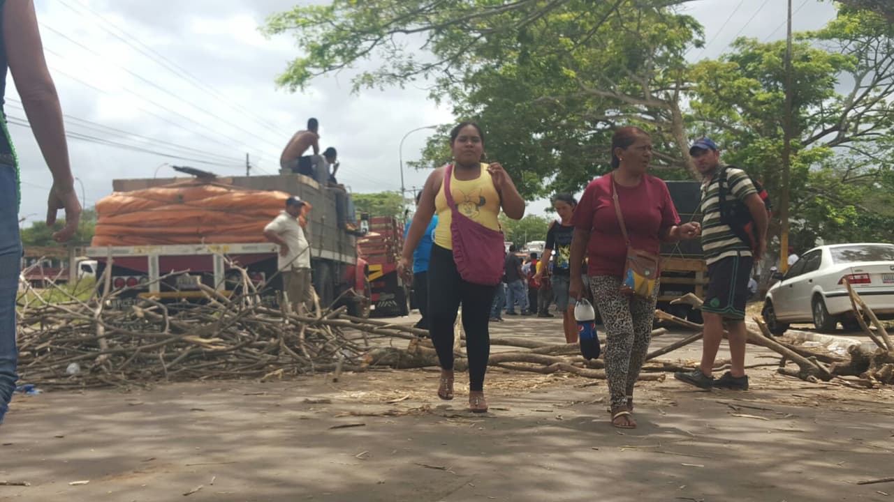 Desde el sábado, familiares de los mineros cerraron la vía que comunica el sur de Venezuela con el norte de Brasil