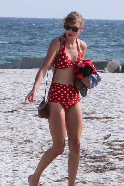 'Chic' y clásico. No te vayas por el bikini normal y busca alguno con corte alto como el de Taylor Swift.
