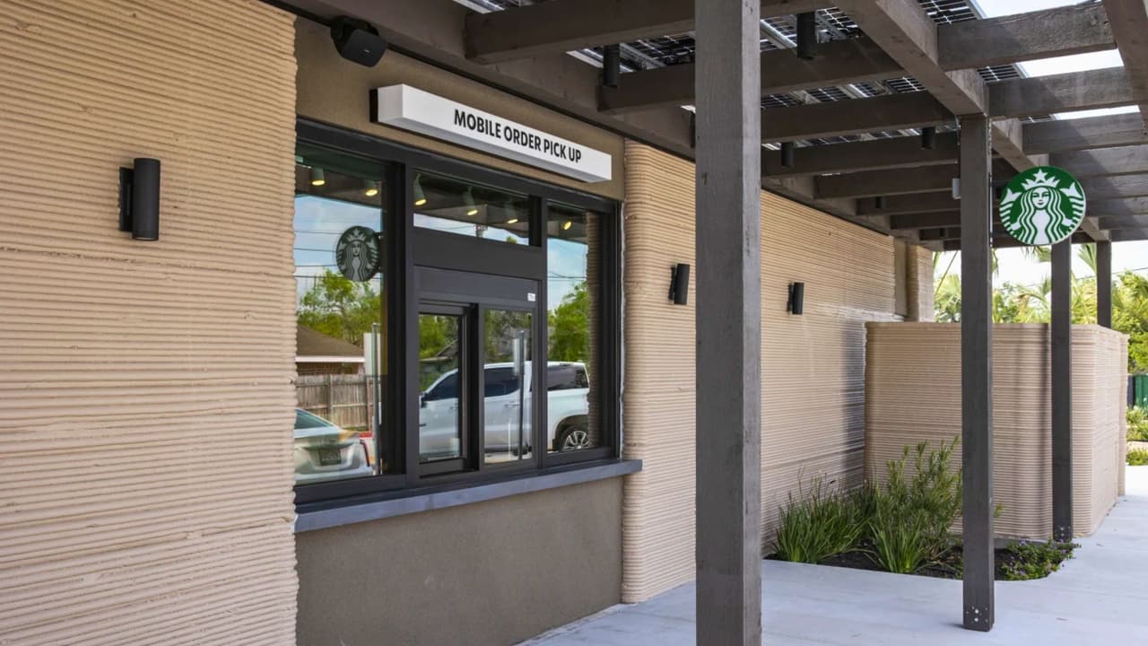 Aunque Starbucks no explicó por qué eligió Brownsville, la ciudad destaca por su ubicación fronteriza y comunidad hispana. La nueva tienda marca un paso innovador, al ser una de las primeras de una gran cadena en usar impresión 3D para su construcción.
