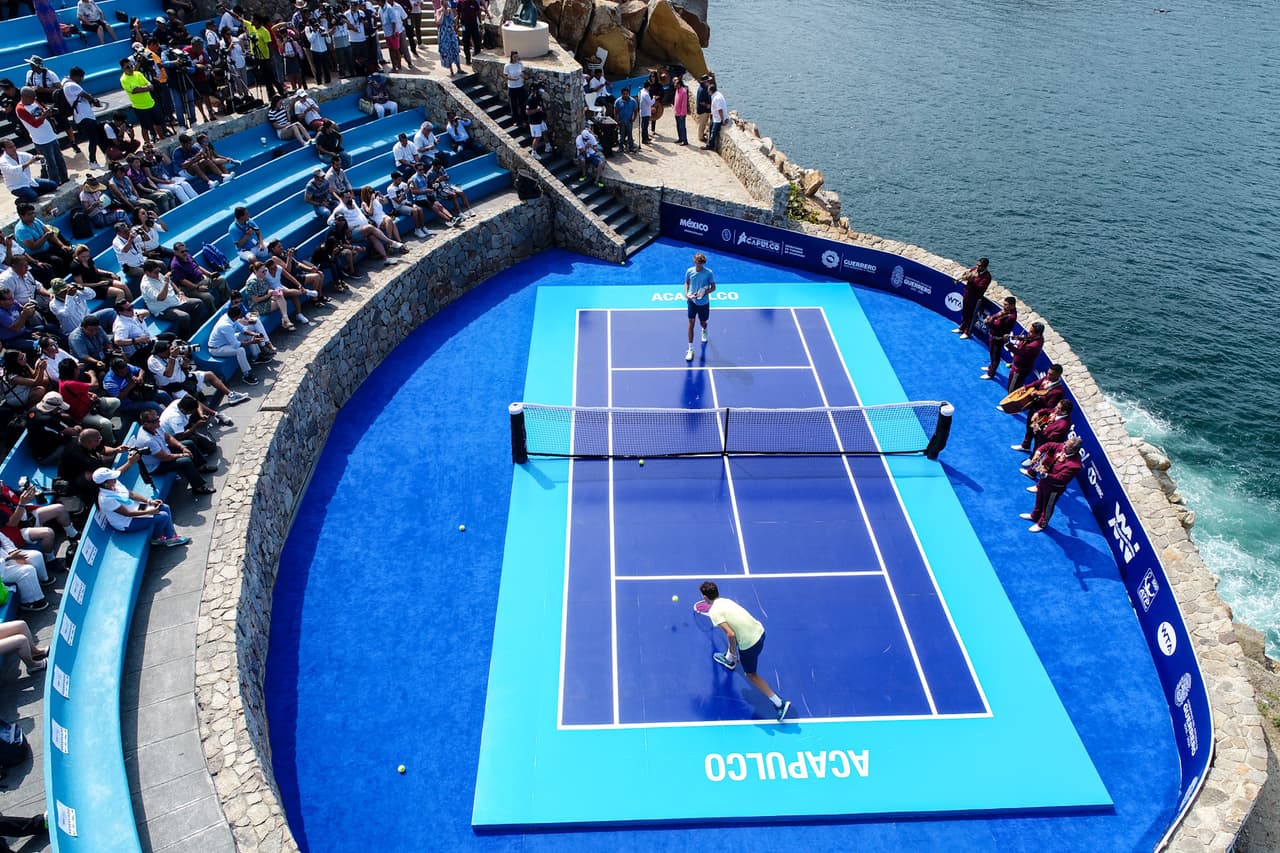 El alemán Alexander Zverev y el austriaco Dominic Thiem llegaron en helicóptero a un acantilado de Acapulco, cercano a la popular zona de La Quebrada, donde jugaron un partidito de exhibición y fueron recibidos con mariachis por el director del torneo, Raúl Zurutuza, horas antes del inicio de actividades del cuadro principal.