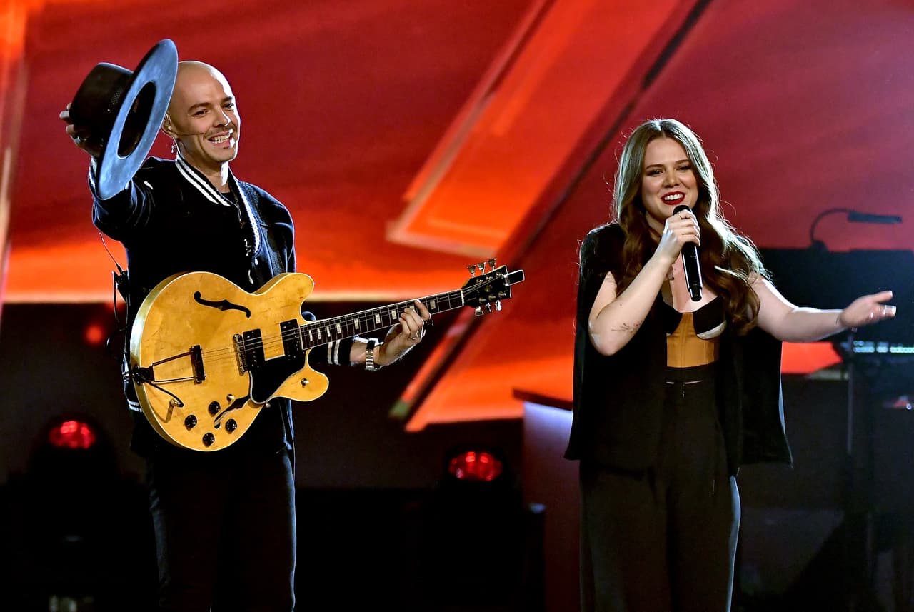 Desde jóvenes, la música les apasionaba y comenzaron a escribir canciones con la ayuda de su padre, sin imaginar que en el 2005 firmarían su primer contrato con una disquera.