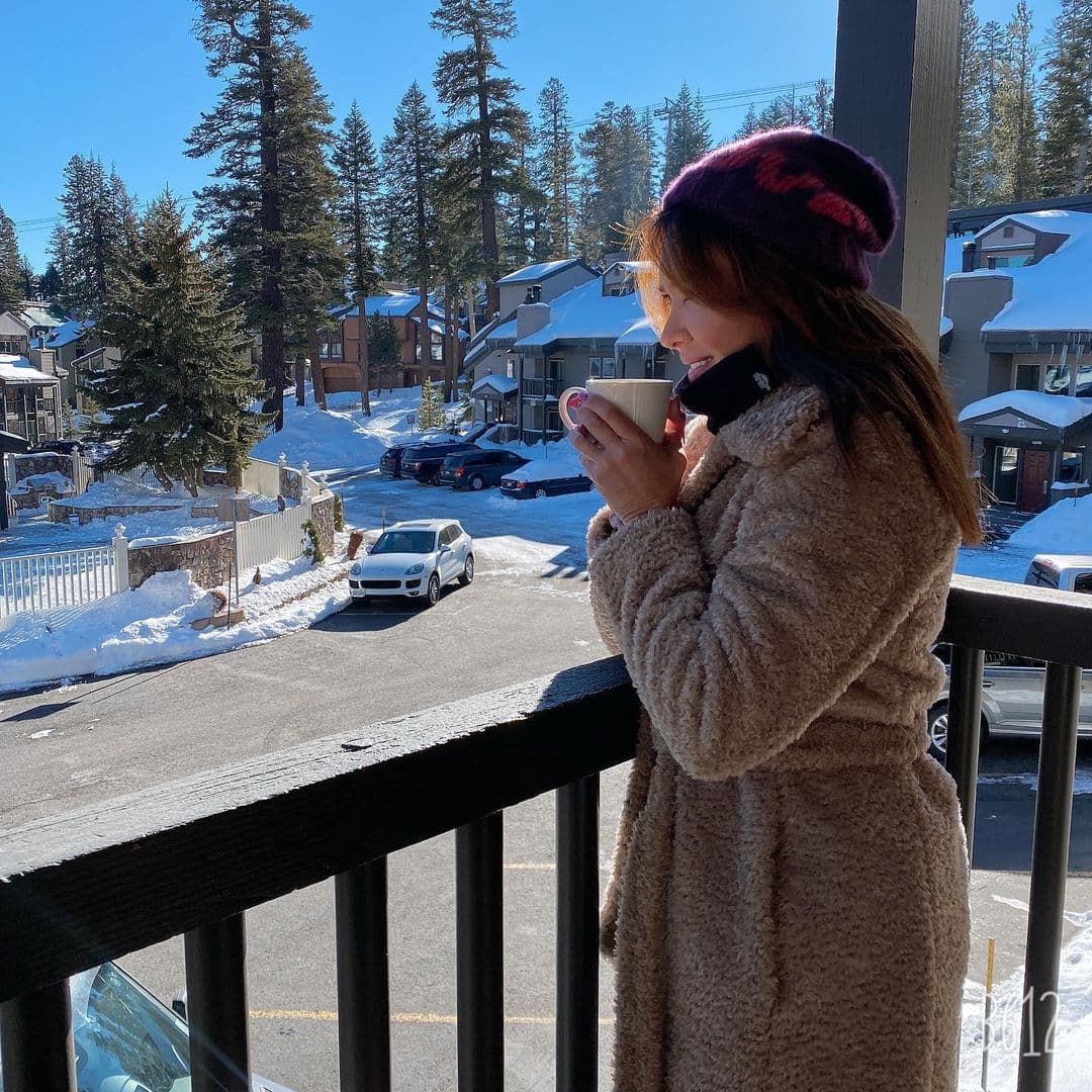 "Con chocolate caliente para el frío que hay y para tener energía para la jornada de hoy", contó la presentadora en su cuenta de Instagram.