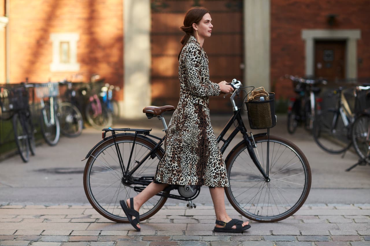 <b>Gabardinas y abrigos estampados: </b>Si ya vas a vivir cubierta por el frío durante todo el invierno que al menos los abrigos y las gabardinas traigan algo de textura y de color. Lo mejor es buscar una de 
<i>animal print</i> discreto para que se haga fácil de usar.