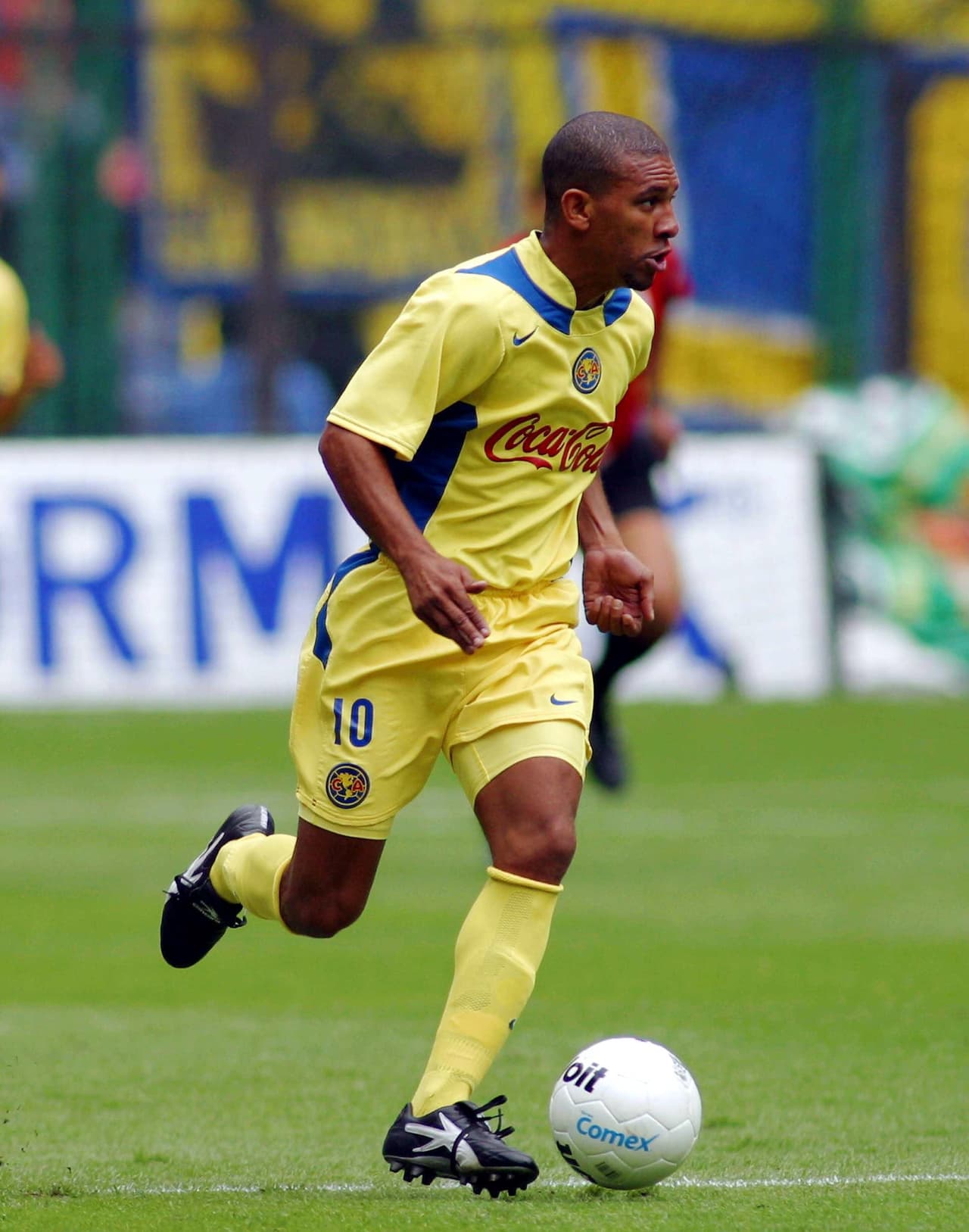 Djalminha jugó con el América en el Apertura 2004 la cantidad de cinco partidos y metió un gol.