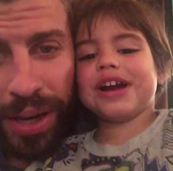 Cantando con su primogénito, Milan.