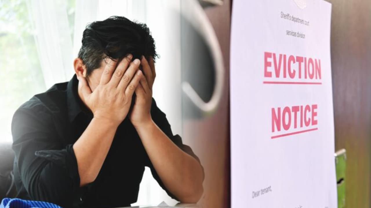 El programa otorga a los hogares elegibles un pago de asistencia 
<b>equivalente a tres veces el alquiler mensual del hogar</b>, sin exceder los $10,500, que se pueden utilizar para cubrir atrasos en el alquiler, alquileres futuros, multas y recargos por alquileres atrasados.