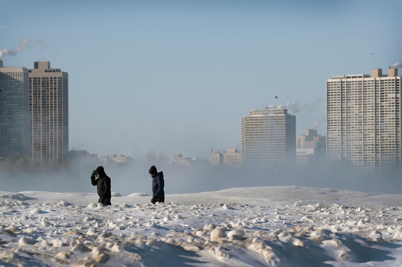 Dos peatones caminado por North Avenue Beach, a -20 grados farenheit en Chicago.