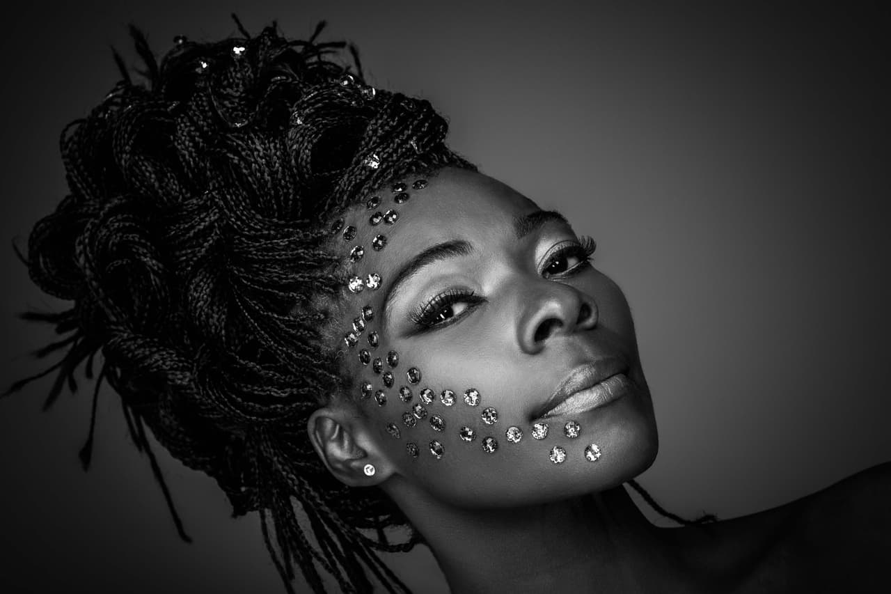 En escena puede recogerlas sólo un poco y ya se le ven súper lucidoras. Ella está nominada en la categoría de Grabación del Año.