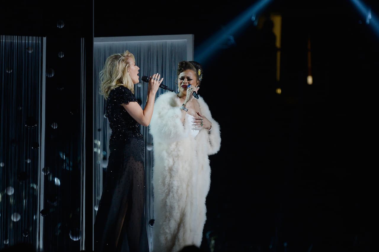 Estas dos mujeres hicieron una linda interpretación del tema 'Love Me Like You Do', que es parte de la banda sonora de '50 Sombras de Grey'.