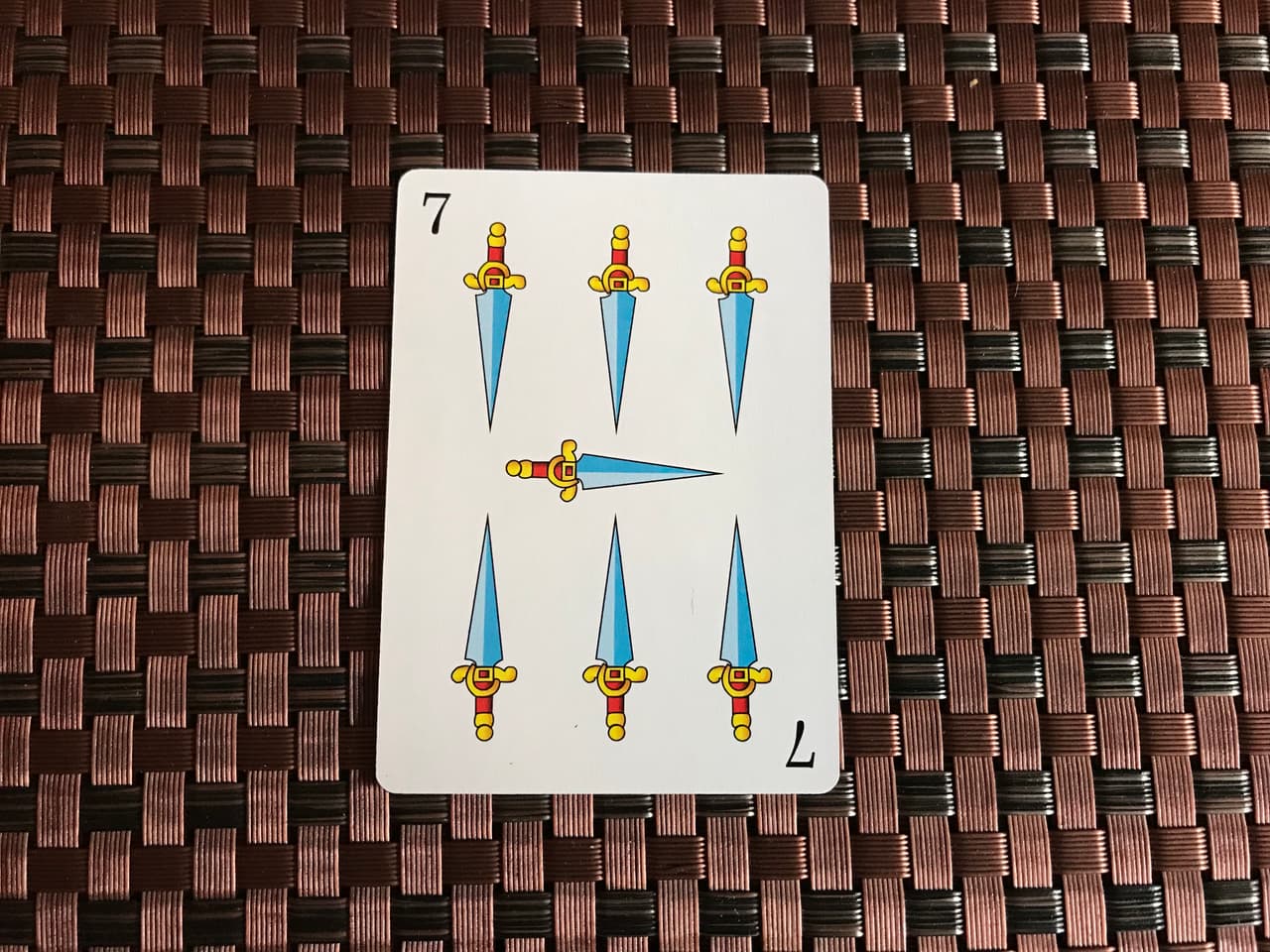 Como nos vienen acostumbrando todas estas cartas, el 
<b>siete de espadas </b>también tiene una connotación negativa, aunque no tan drástica como las anteriores. Representa esperanza, confianza, o consuelo de que nosotros mismos tenemos lo necesario para resolver los problemas que nos afecten.