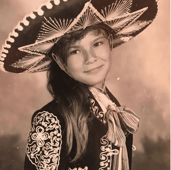 Originaria de La Paz, Baja California (al norte de la República mexicana) esta inquieta y coqueta niña supo que su destino sería la música y actualmente es de las cantantes gruperas consentidas de la gente, por lo cual se ha ganado con creces el mote de 'La reina del pasito duranguense'.