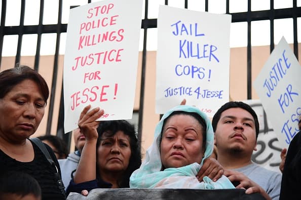 Teresa Domínguez (centro con velo blanco) la madre de Jesse James Romero, el joven de 14 años que murió al ser baleado por policías, acudió a una vigilia en honor a su hijo que se organizó en Boyle Heights la noche del 10 de agosto.