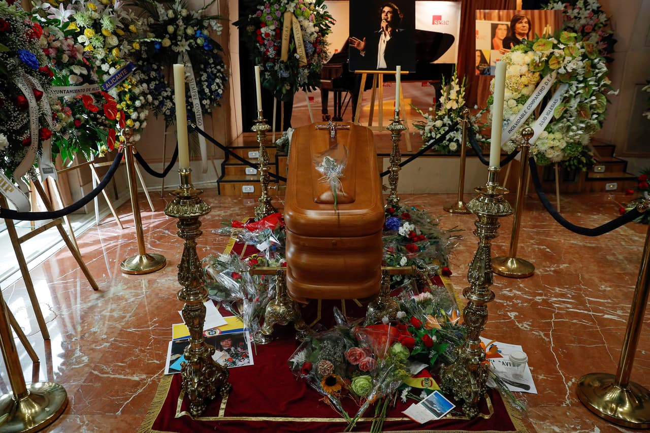 Según reporta la revista Hola!, Blanes, de 36 años, aterrizó en Madrid para dirigirse a la capilla ardiente del artista, instalada en la sede madrileña de la Sociedad General de Autores (SGAE), en donde se realiza el funeral (foto).