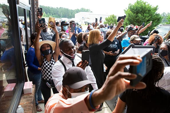 Miles de personas asisten a la iglesia Cape Fear Conference en Carolina del Norte.