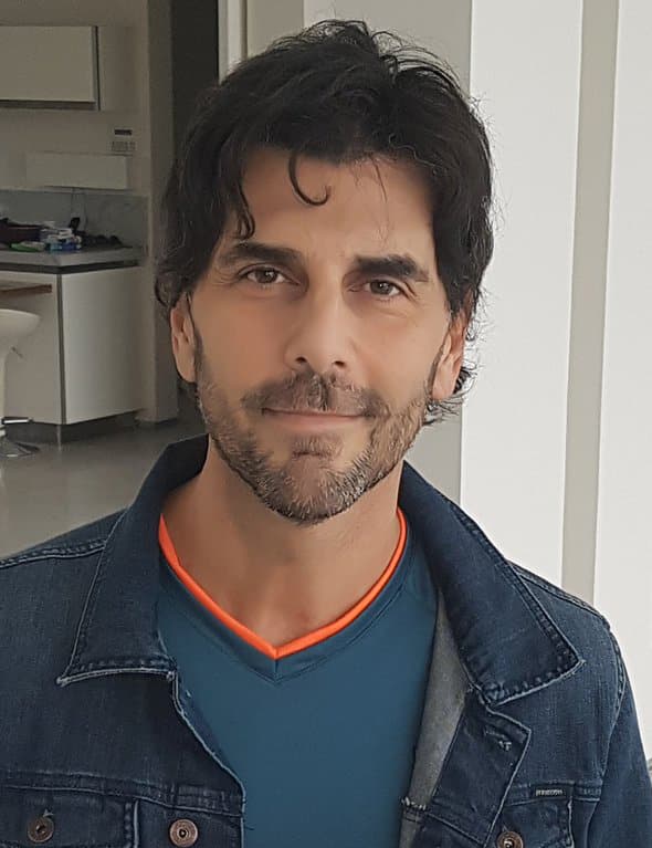 Continuó diciendo que: "Ayer hablé con Gian (hijo del actor), que estaba muy nervioso, y me dijo que hable con su mamá. Yo lo que quería saber era si (Juan) se había separado de María Leone. El teléfono al que llamé es al de la madre, pero me atendió el hijo. Él me dijo 'mi mamá ya te va a contestar'. Ellos no están separados. De hecho, ella se quedó acá (Buenos Aires) para
<b> </b>hacer unas cosas en la casa. La casa que tienen en Nordelta está en venta. Y lo
<b> </b>que sé es que en una semana, aproximadamente, María estaría viajando a São Paulo para acompañar a Juan Darthés".